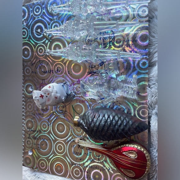 Lot 7 ornaments: Blown glass mandolin/pinecone/icicles/Red Cross snowman bell - Picture 9 of 9